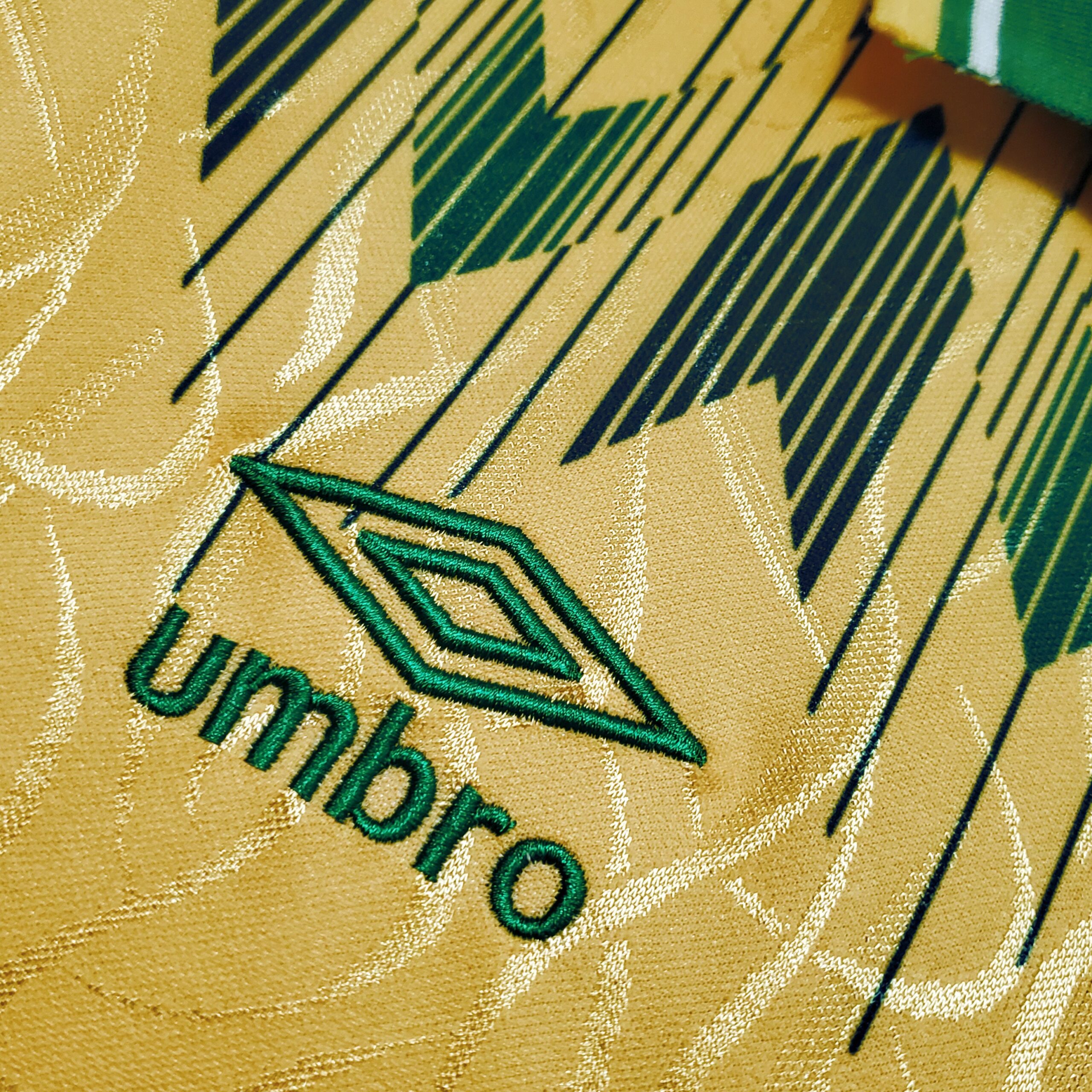 a_03_18_666d0ff2-ed71-4f3b-88f8-a38c0ece5dd4-scaled-1.jpg Celtic 89/91 Away Yellow Retro Football Shirt