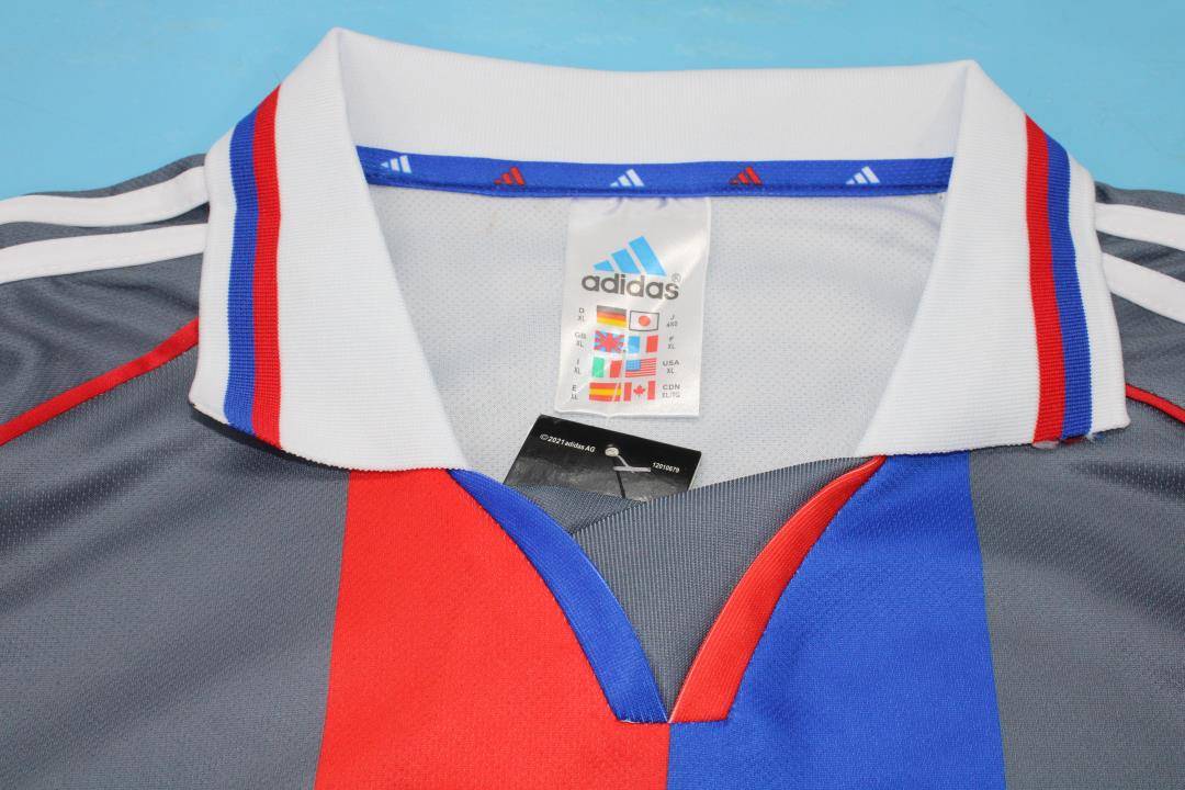 a_04_18_f07242c8-0ce7-4081-920c-09048723f552.jpg LYON 2001-2002 THIRD GREY RETRO FOOTBALL SHIRT