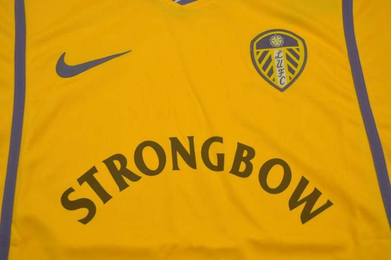 aaa_02_1e792f6f-2409-44f1-8784-ba15e909fba7.jpg Leeds United 2000 Away Retro Football Shirt