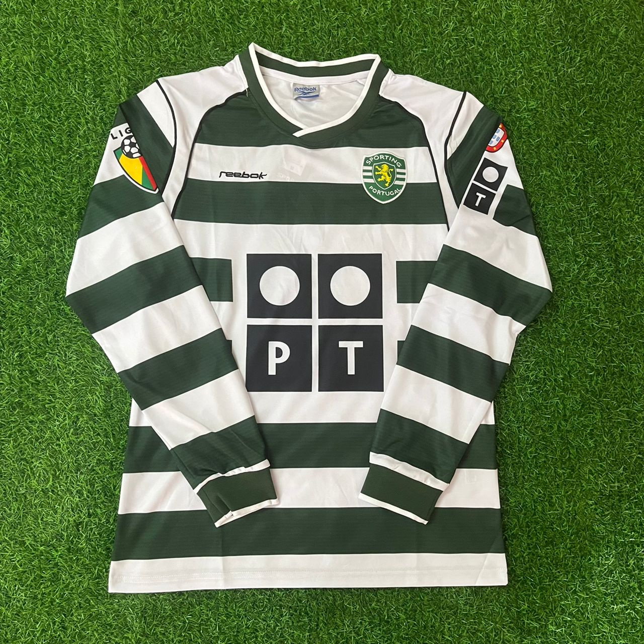 cristiano-ronaldo-sporting-lisbon-2001-2003-number-28-long-sleeve-kit-jersey-maillot-trikot-front Cristiano Ronaldo Number #28 Sporting Lisbon 2001 2003 First Season Long Sleeve Retro Jersey