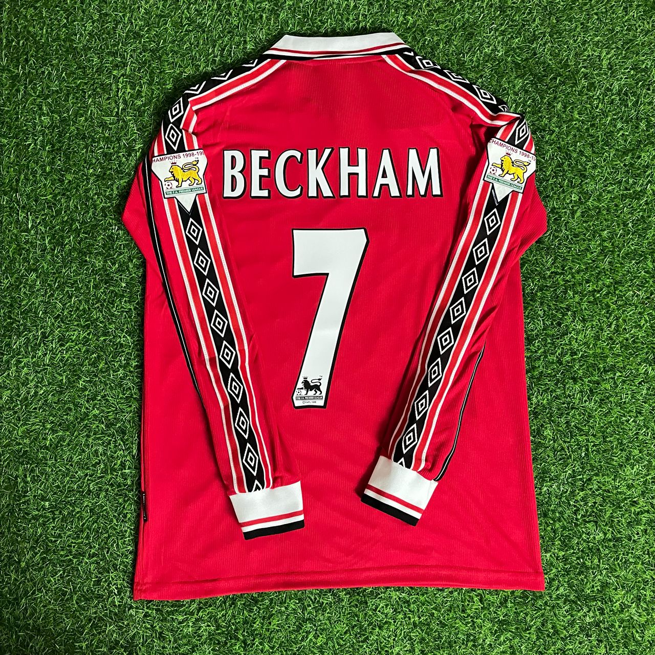 david-beckham-manchester-united-1999-sharp-red-long-sleeve-kit-jersey-trikot-bac David Beckham Number #7 - Manchester United 1999 Red Long Sleeve Kit Jersey Trikot Maillot