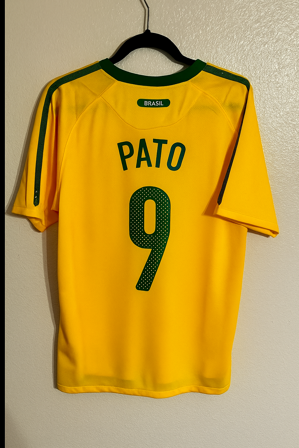 20250730-1415_Customized_Brazil_Jersey_remix_01k1dggz1xfyp893ka4en99w4r Alexandre Pato Brazil 2010 World Cup Retro Yellow Jersey Trikot